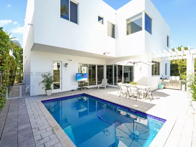 6-bedroom home for rent in Doral - 7515 NW 99th Ave - MondialRealty