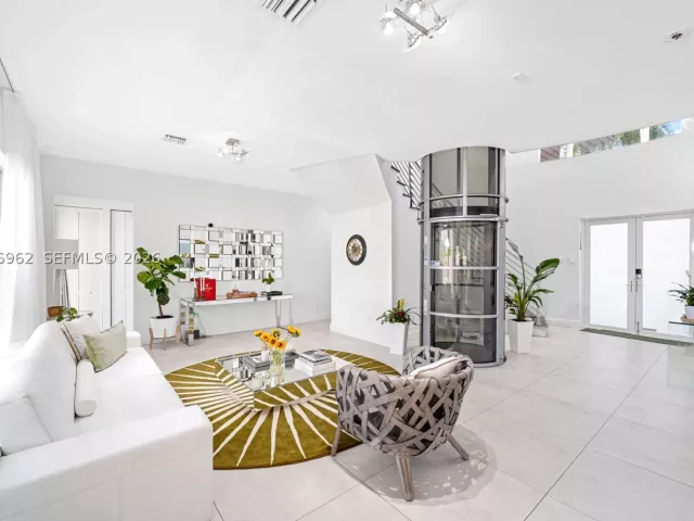 6-bedroom home for rent in Doral - 7515 NW 99th Ave - MondialRealty