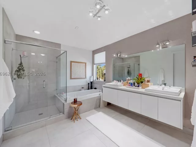 6-bedroom home for rent in Doral - 7515 NW 99th Ave - MondialRealty