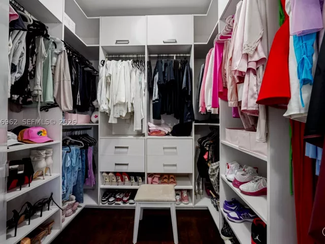 6-bedroom home for rent in Doral - 7515 NW 99th Ave - MondialRealty