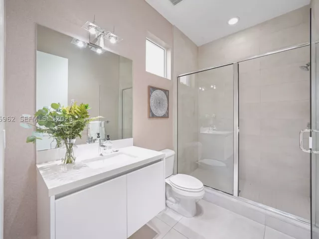 6-bedroom home for rent in Doral - 7515 NW 99th Ave - MondialRealty