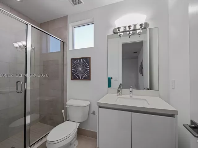 6-bedroom home for rent in Doral - 7515 NW 99th Ave - MondialRealty