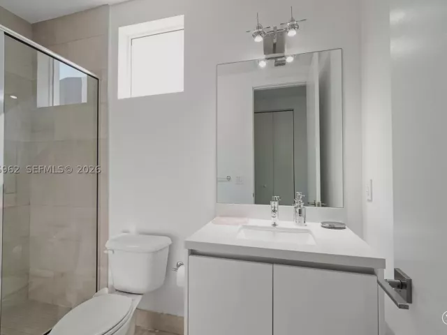 6-bedroom home for rent in Doral - 7515 NW 99th Ave - MondialRealty