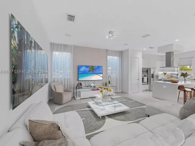 6-bedroom home for rent in Doral - 7515 NW 99th Ave - MondialRealty