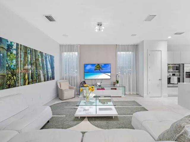 6-bedroom home for rent in Doral - 7515 NW 99th Ave - MondialRealty