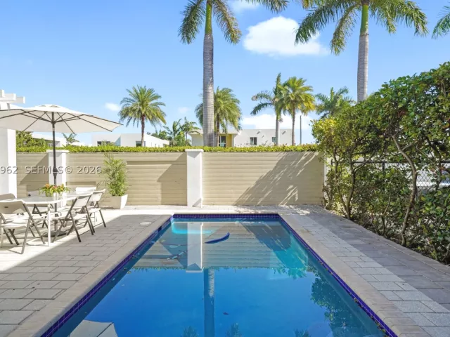 6-bedroom home for rent in Doral - 7515 NW 99th Ave - MondialRealty