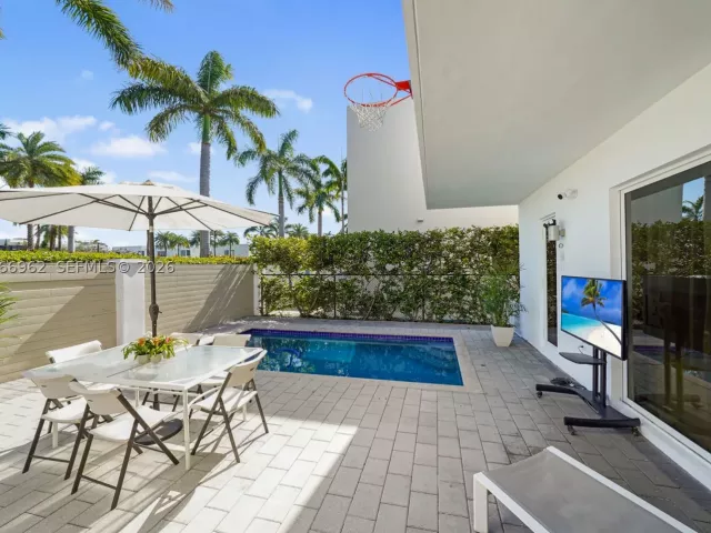 6-bedroom home for rent in Doral - 7515 NW 99th Ave - MondialRealty
