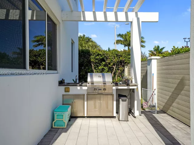 6-bedroom home for rent in Doral - 7515 NW 99th Ave - MondialRealty