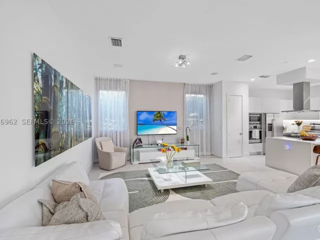 6-bedroom home for rent in Doral - 7515 NW 99th Ave - MondialRealty