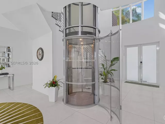 6-bedroom home for rent in Doral - 7515 NW 99th Ave - MondialRealty
