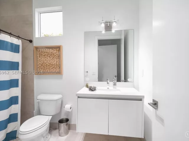 6-bedroom home for rent in Doral - 7515 NW 99th Ave - MondialRealty