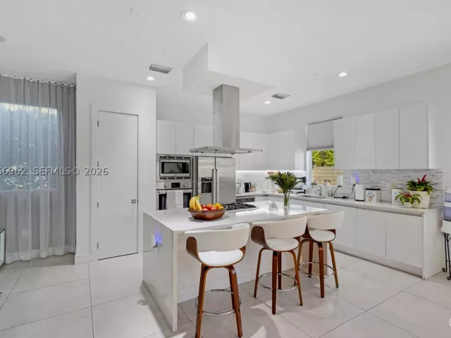 6-bedroom home for rent in Doral - 7515 NW 99th Ave - MondialRealty