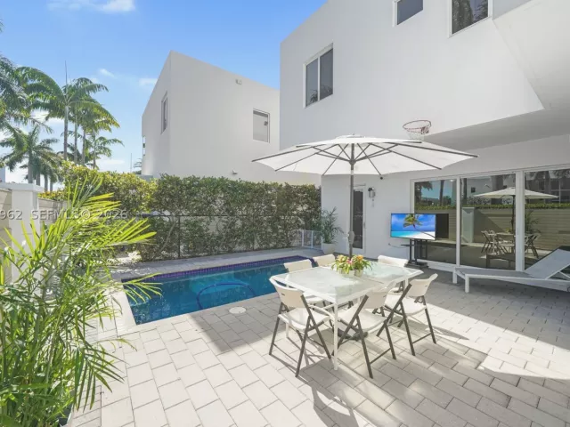 6-bedroom home for rent in Doral - 7515 NW 99th Ave - MondialRealty