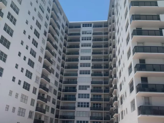 2-bedroom condo for rent in Miami Beach - 6039 COLLINS Avenue 1722 - MondialRealty