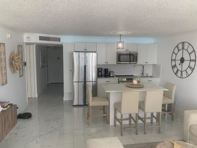 2-bedroom condo for rent in Miami Beach - 6039 COLLINS Avenue 1722 - MondialRealty