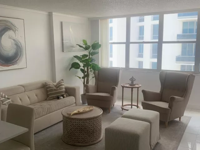 2-bedroom condo for rent in Miami Beach - 6039 COLLINS Avenue 1722 - MondialRealty