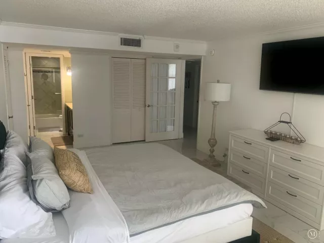 2-bedroom condo for rent in Miami Beach - 6039 COLLINS Avenue 1722 - MondialRealty