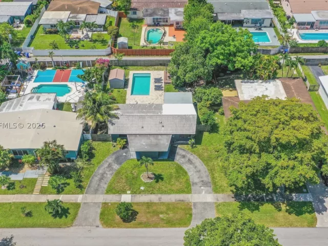 3-bedroom home for rent in Hollywood - 3338 Cleveland St 0 - MondialRealty