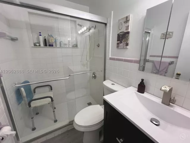 2-bedroom home for sale in Miami - 12510 W Golf Dr - MondialRealty