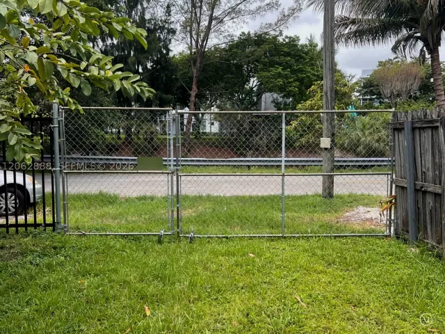 2-bedroom home for sale in Miami - 12510 W Golf Dr - MondialRealty