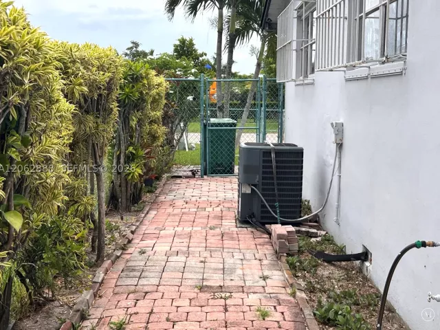 2-bedroom home for sale in Miami - 12510 W Golf Dr - MondialRealty
