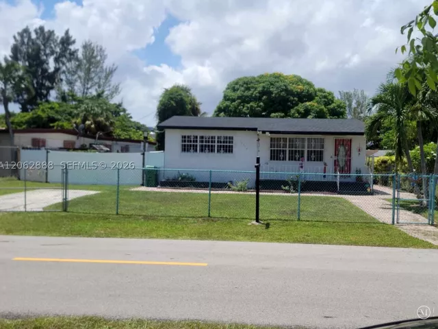 2-bedroom home for sale in Miami - 12510 W Golf Dr - MondialRealty