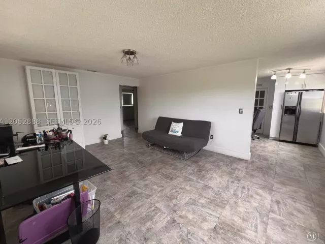 2-bedroom home for sale in Miami - 12510 W Golf Dr - MondialRealty