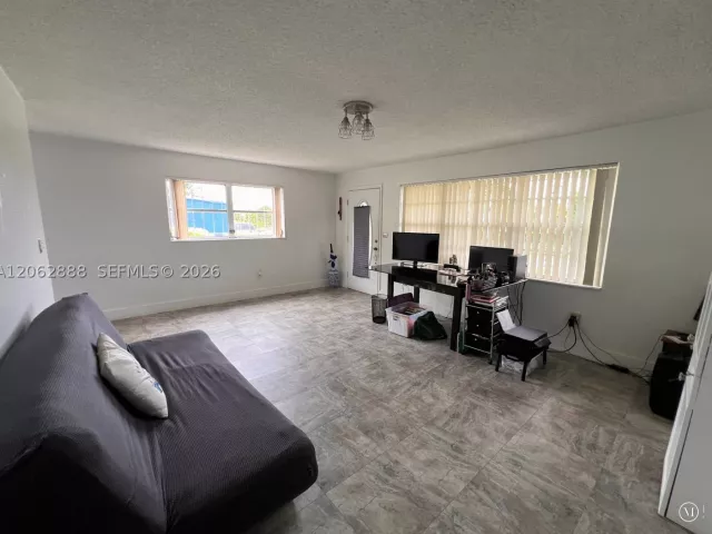 2-bedroom home for sale in Miami - 12510 W Golf Dr - MondialRealty