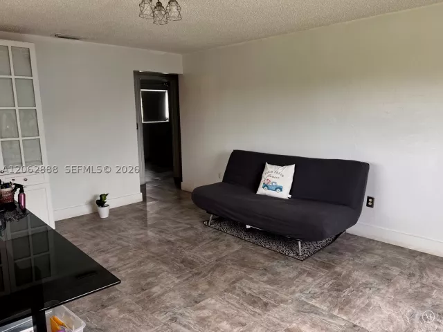 2-bedroom home for sale in Miami - 12510 W Golf Dr - MondialRealty