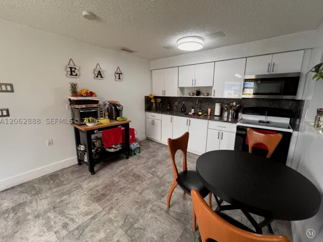 2-bedroom home for sale in Miami - 12510 W Golf Dr - MondialRealty