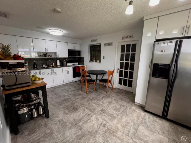 2-bedroom home for sale in Miami - 12510 W Golf Dr - MondialRealty