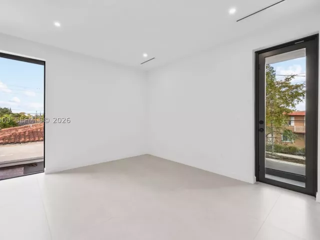 3-bedroom home for rent in Miami - 2980 SW 2nd St LEFT - MondialRealty
