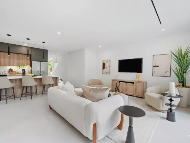 3-bedroom home for rent in Miami - 2980 SW 2nd St LEFT - MondialRealty