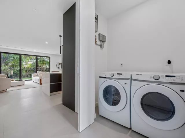 3-bedroom home for rent in Miami - 2980 SW 2nd St LEFT - MondialRealty