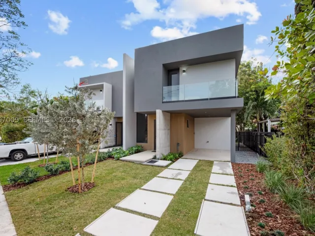 3-bedroom home for rent in Miami - 2980 SW 2nd St LEFT - MondialRealty