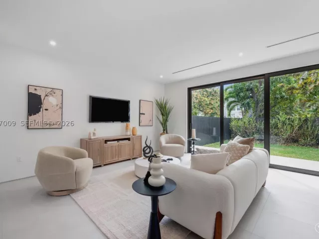 3-bedroom home for rent in Miami - 2980 SW 2nd St LEFT - MondialRealty