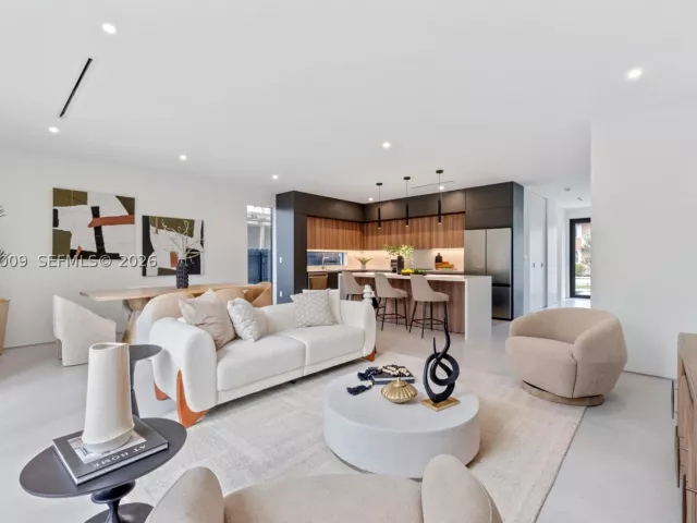 3-bedroom home for rent in Miami - 2980 SW 2nd St LEFT - MondialRealty