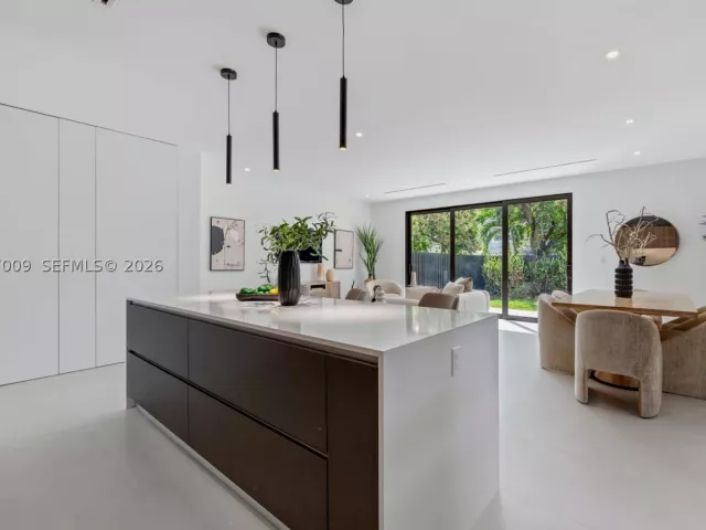 3-bedroom home for rent in Miami - 2980 SW 2nd St LEFT - MondialRealty