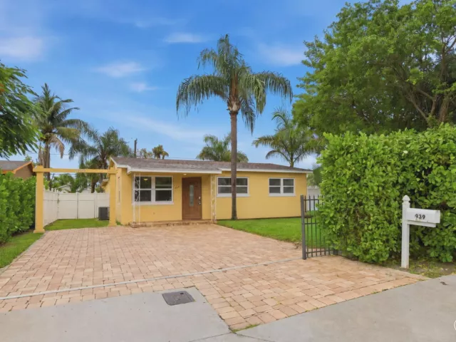 4-bedroom home for sale in West Palm Beach - 939 CHARLES Street - MondialRealty