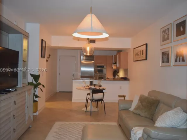 1-bedroom condo for rent in Miami - 218 SE 14th St 2004 - MondialRealty