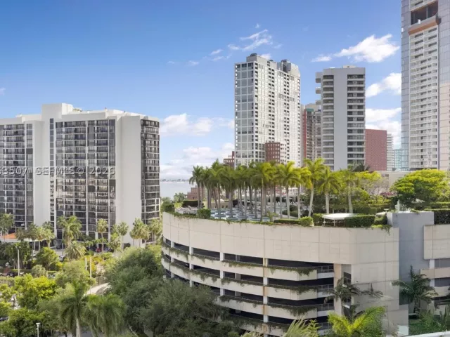 1-bedroom condo for rent in Miami - 218 SE 14th St 2004 - MondialRealty