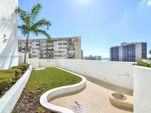 1-bedroom condo for rent in Miami - 218 SE 14th St 2004 - MondialRealty