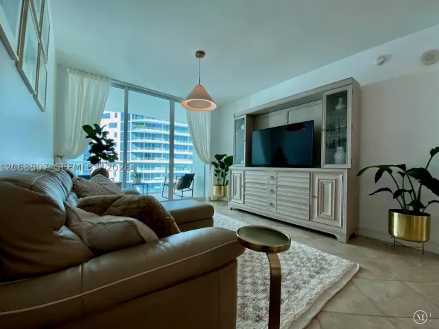 1-bedroom condo for rent in Miami - 218 SE 14th St 2004 - MondialRealty