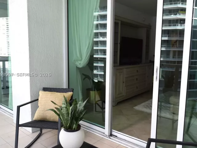 1-bedroom condo for rent in Miami - 218 SE 14th St 2004 - MondialRealty