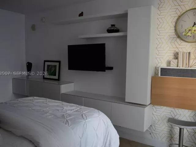1-bedroom condo for rent in Miami - 218 SE 14th St 2004 - MondialRealty