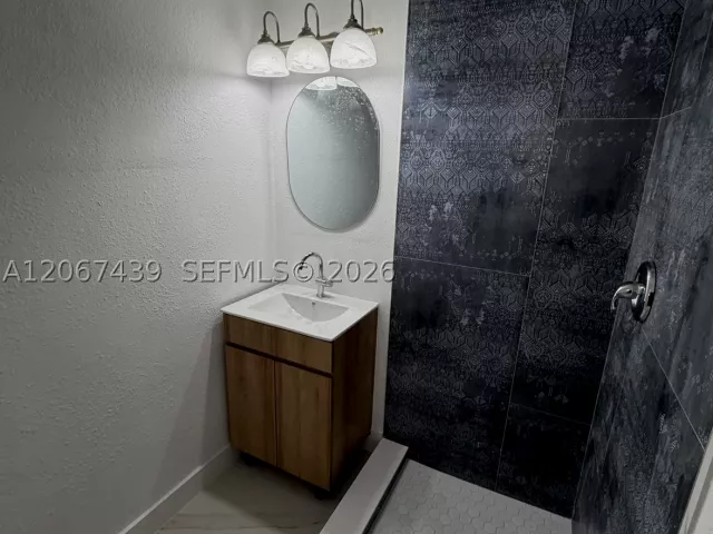 3-bedroom home for rent in Miami - 2424 SW 21st Ter Main - MondialRealty