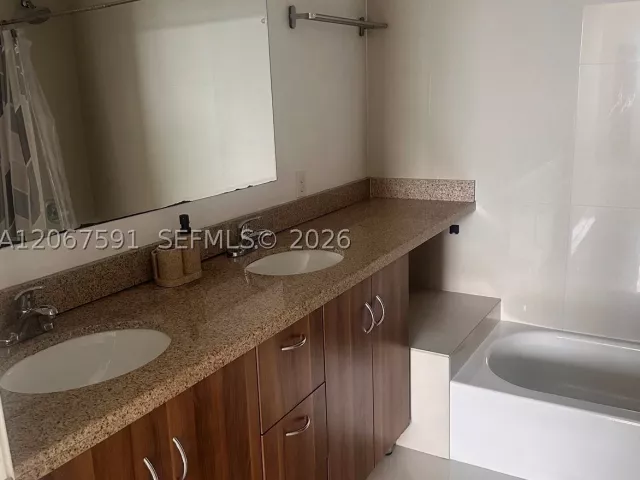 3-bedroom condo for rent in Miami - 601 NE 23rd St 1605 - MondialRealty