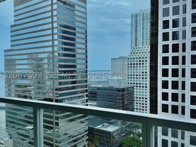 1-bedroom condo for rent in Miami - 500 Brickell Ave 2706 - MondialRealty