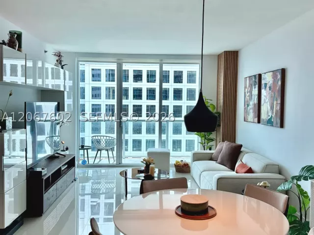 1-bedroom condo for rent in Miami - 500 Brickell Ave 2706 - MondialRealty