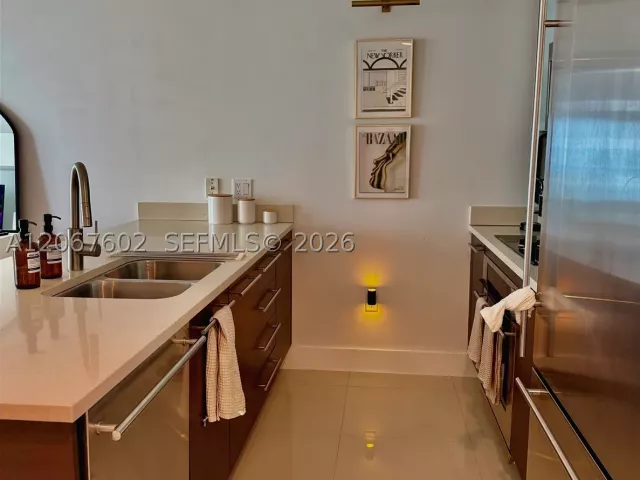 1-bedroom condo for rent in Miami - 500 Brickell Ave 2706 - MondialRealty